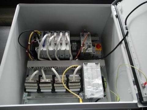 Blick in den Schrank mit Q.bloxx XL A1116, Q.station X und USV
