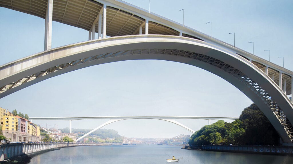 Eine große Bogenbrücke über einen ruhigen Fluss, mit einer weiteren Brücke in der Ferne.